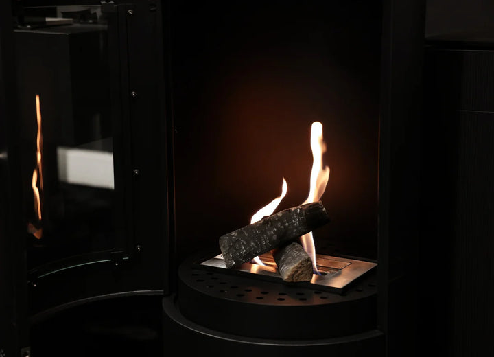 Freistehender Bioethanol Standkamin / Standofen HABEO - rund, schwarz Nahaufnahme Flammen und Innenraum