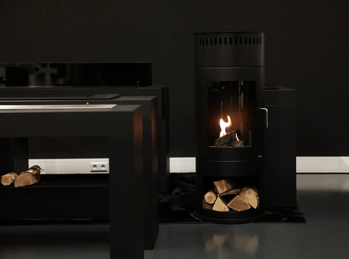 Freistehender Bioethanol Standkamin / Standofen HABEO - rund, schwarz, mit Glastür und Dekofach Frontal