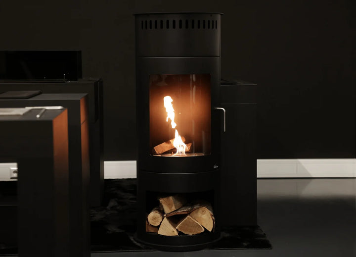 Freistehender Bioethanol Standkamin / Standofen HABEO - rund, schwarz, mit Glastür und Dekofach Frontal Flammen